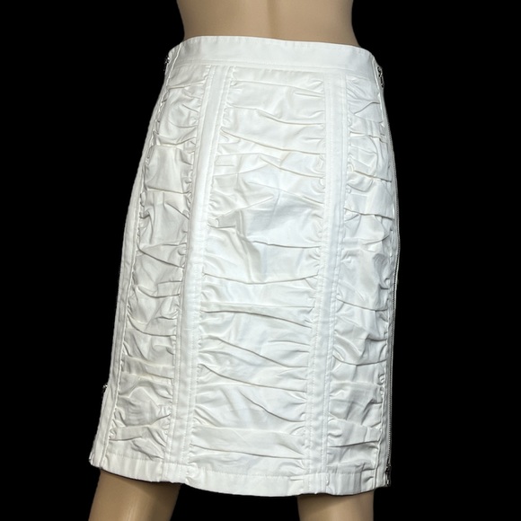 Nanette Lepore White scrunch pencil skirt w/zippers down side. - Picture 4 of 9